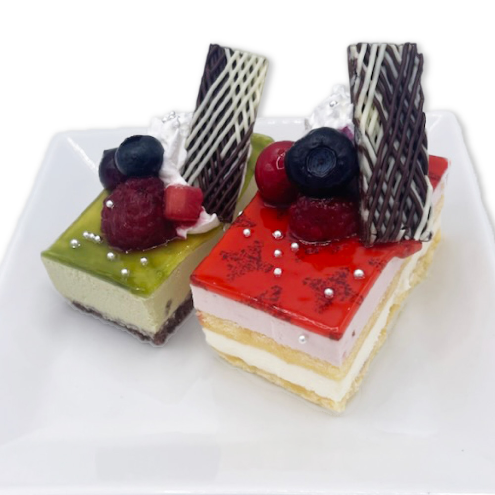 苺とピスタチオのケーキ